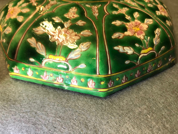 Une paire de bols couverts en porcelaine de Chine de style Bencharong pour le march&eacute; thai, 19&egrave;me